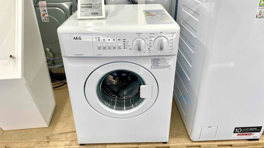 Frontansicht einer getesteten Mini-Waschmaschine der Marke AEG.