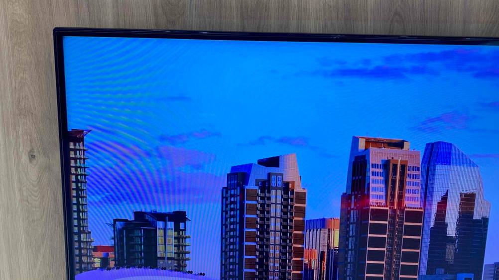Linke obere Ecke in Nahaufnahme eines 55-Zoll-Fernsehers.