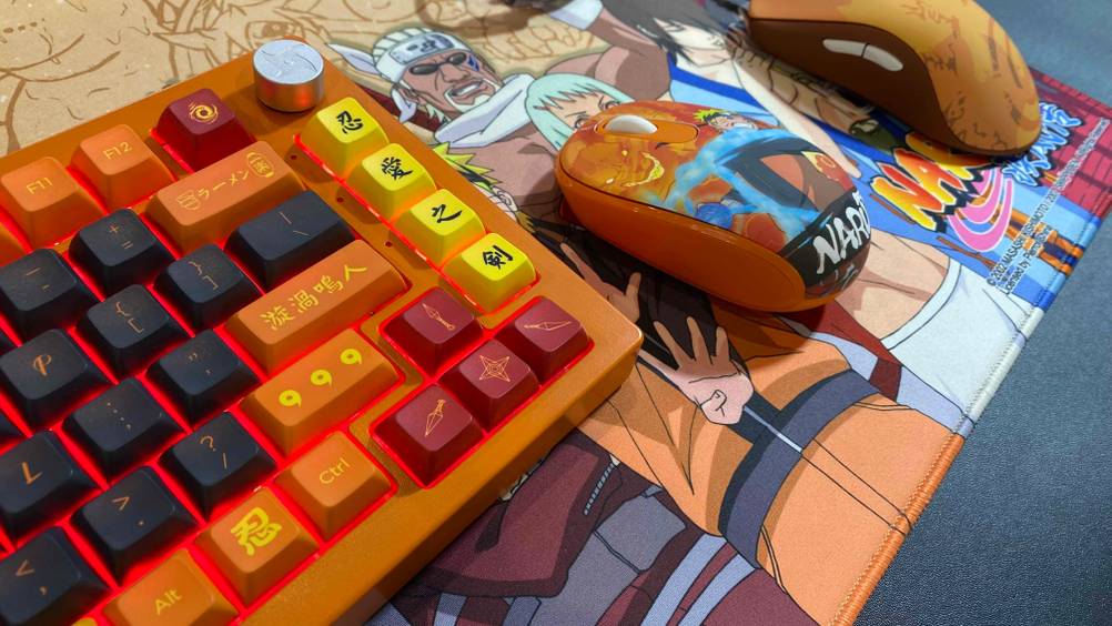 Bluetooth-Gaming-Maus getestet: Eine bunte Maus liegt neben einer bunten Tastatur auf einer bunten Oberläche