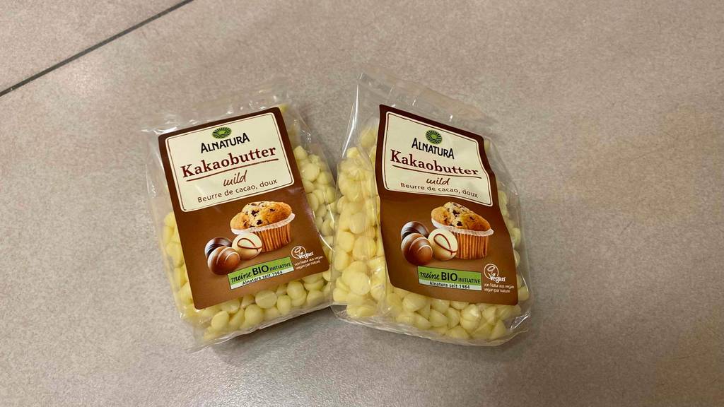 Kakaobutter getestet: Zwei Packungen Kakaobutter von Alnatura liegend von vorn.