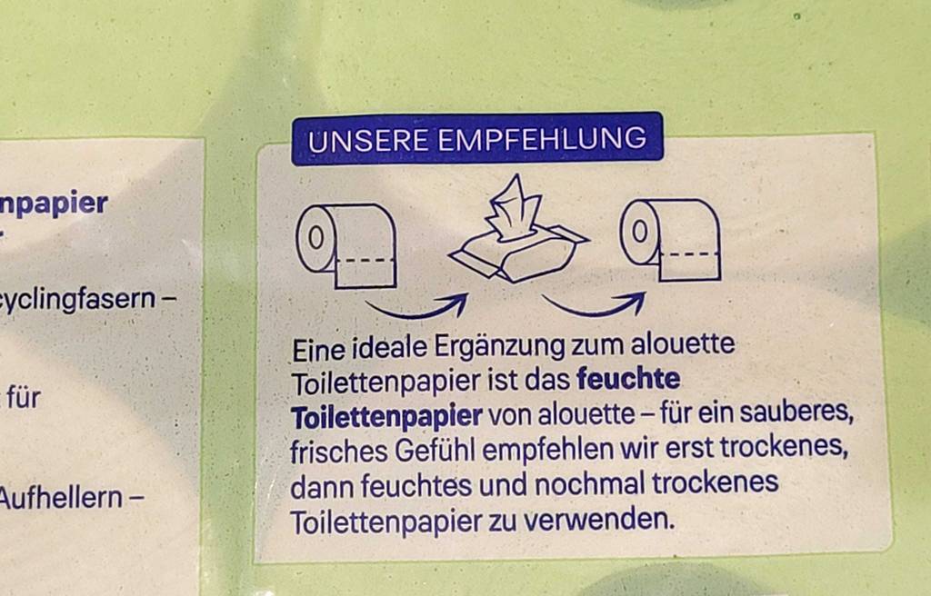 Nahaufnahme der Verpackung des getesteten Recycling-Toilettenpapier worauf eine Empfehlung zum feuchten Toilettenpapier der Marke ausgesprochen wird.