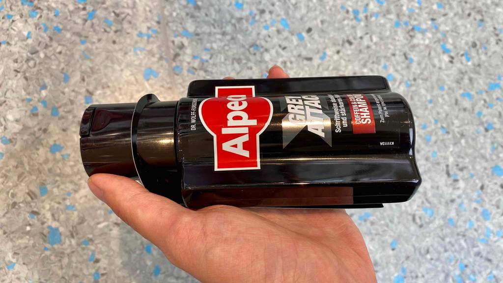 Shampoo gegen graue Haare im Test: Alpecin-Verpackung liegt auf einer Hand