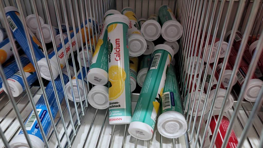 Calcium-Brausetablette-Test: mehrere Calcium-Brausetabletten mimt Zitronengeschmack in einem Korb.