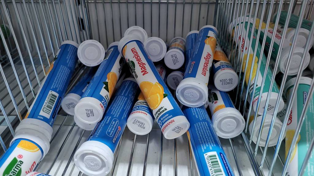 Mangan im Test: Mehrere Magnesium-Brausetabletten liegen in einem Korb neben anderen Brausetabletten.