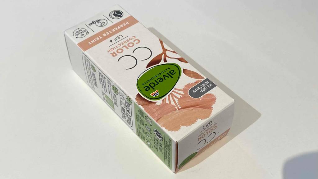 getönte Tagescreme im Test: Eine Packung Creme auf heller Oberfläche