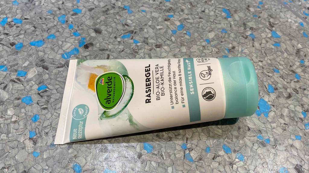 Rasiergel getestet: Eine Tube seitlich auf Fließenboden