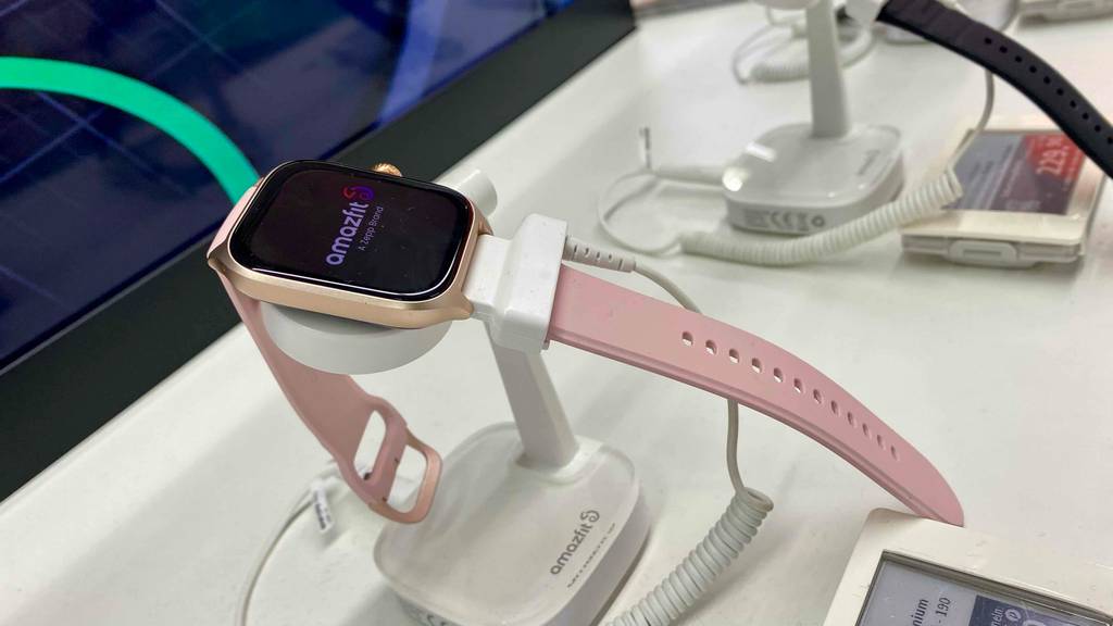 Im Test: Eine Amazfit-Smartwatch von schräg seitlich auf einem Ständer.
