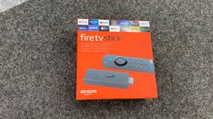 TV-Stick getestet: Auf einem grauen Tepppich liegt ein originalverpackter Stick.