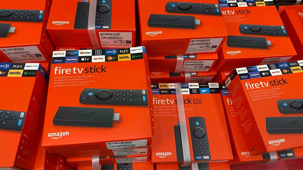 Im Test: Mehrere verpackte TV-Sticks liegen neben- und übereinander auf einem Haufen.