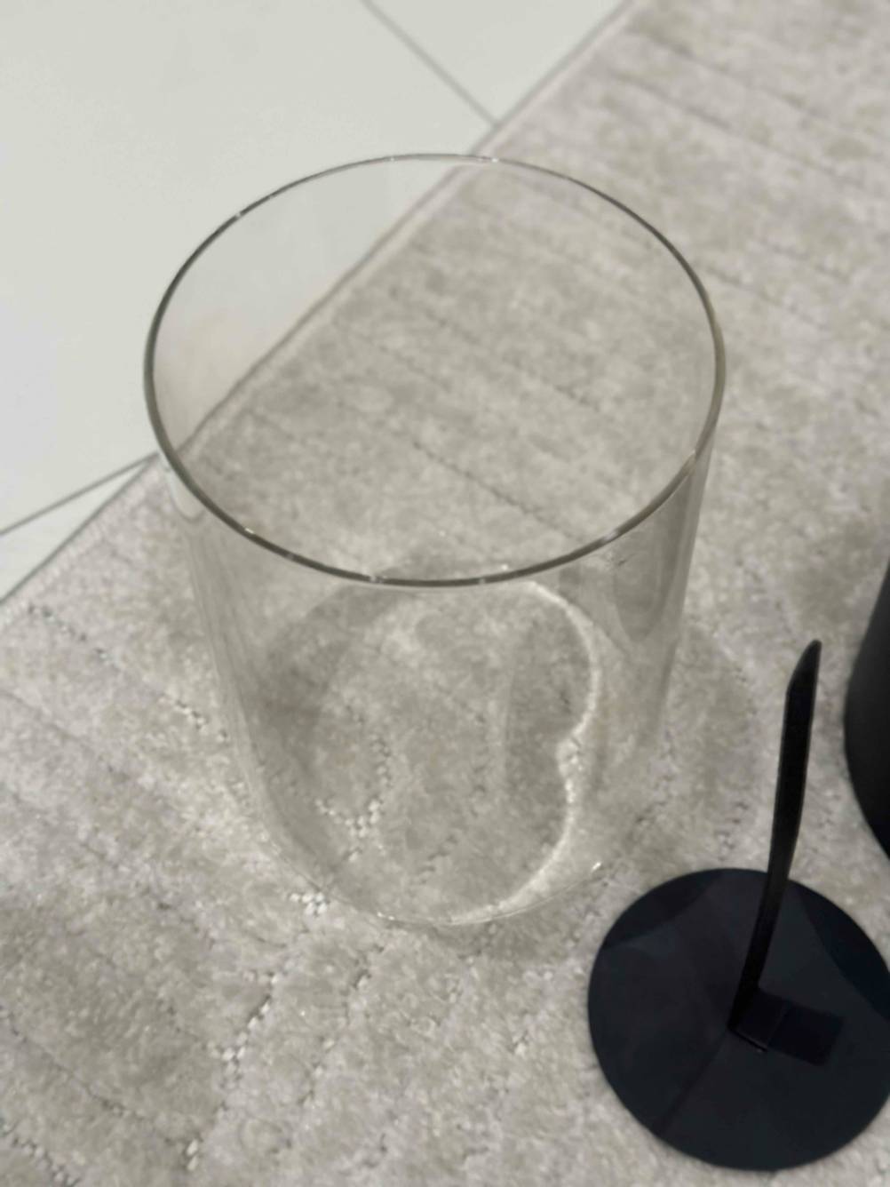 Das Glas des getesteten Tischkamin steht neben den anderen Komponenten.