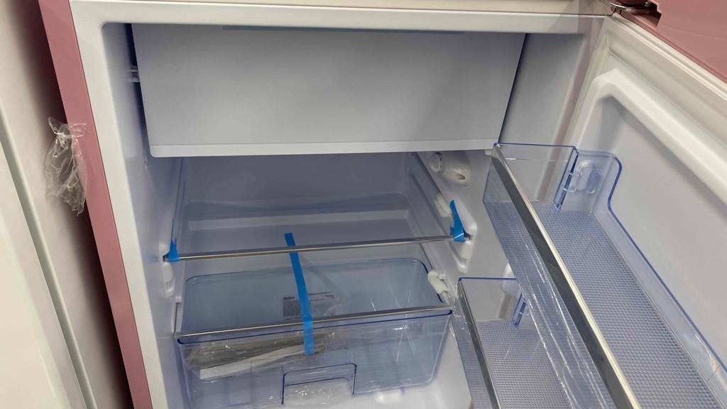 Amica-Kühlschrank im Test: Innenansicht des Amica-Kühlschranks mit Gefrierfach.
