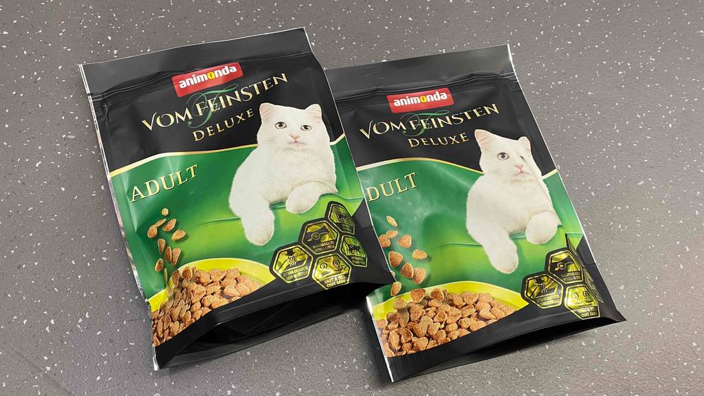 Animonda-Katzenfutter im Test: zwei verschlossene Packungen adult Animonda-Katzenfutter auf einem Boden liegend.