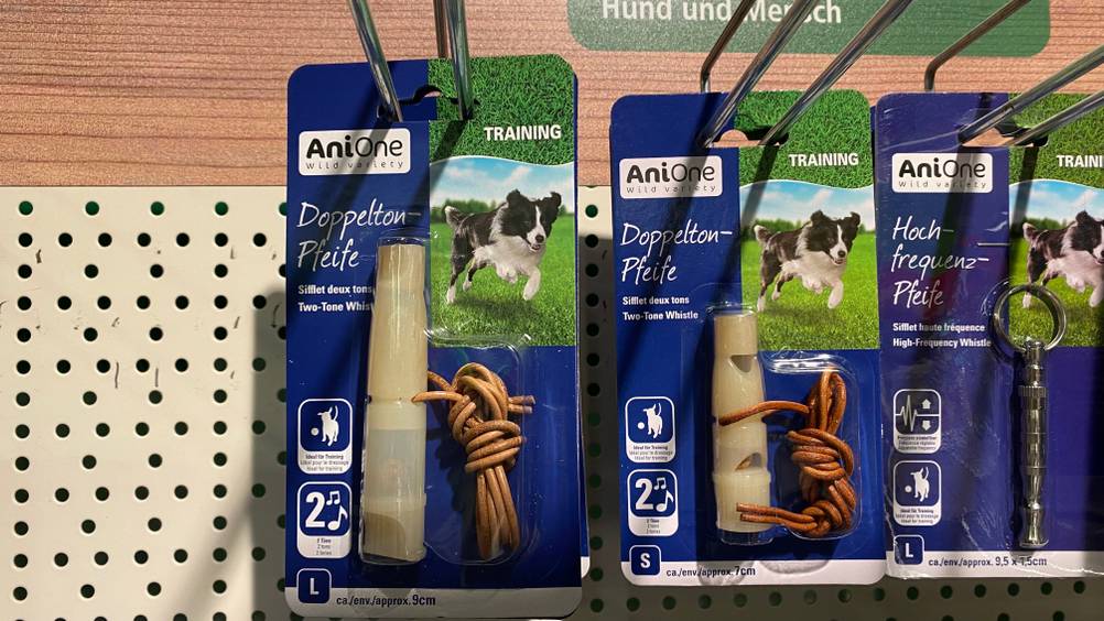 Hundepfeifen getestet: Mehrere originalverpackte Hundepfeifen.