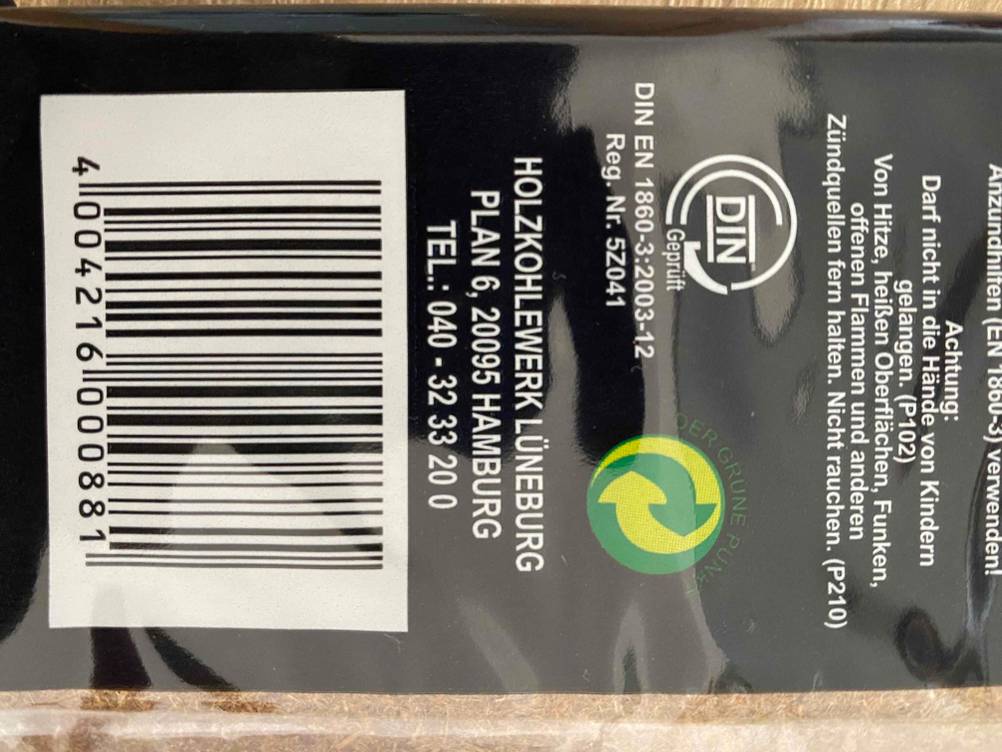 Kaminanzünder-Test: eine Verpackung Kaminanzünder mit Informationen zum Hersteller und Barcode darauf.