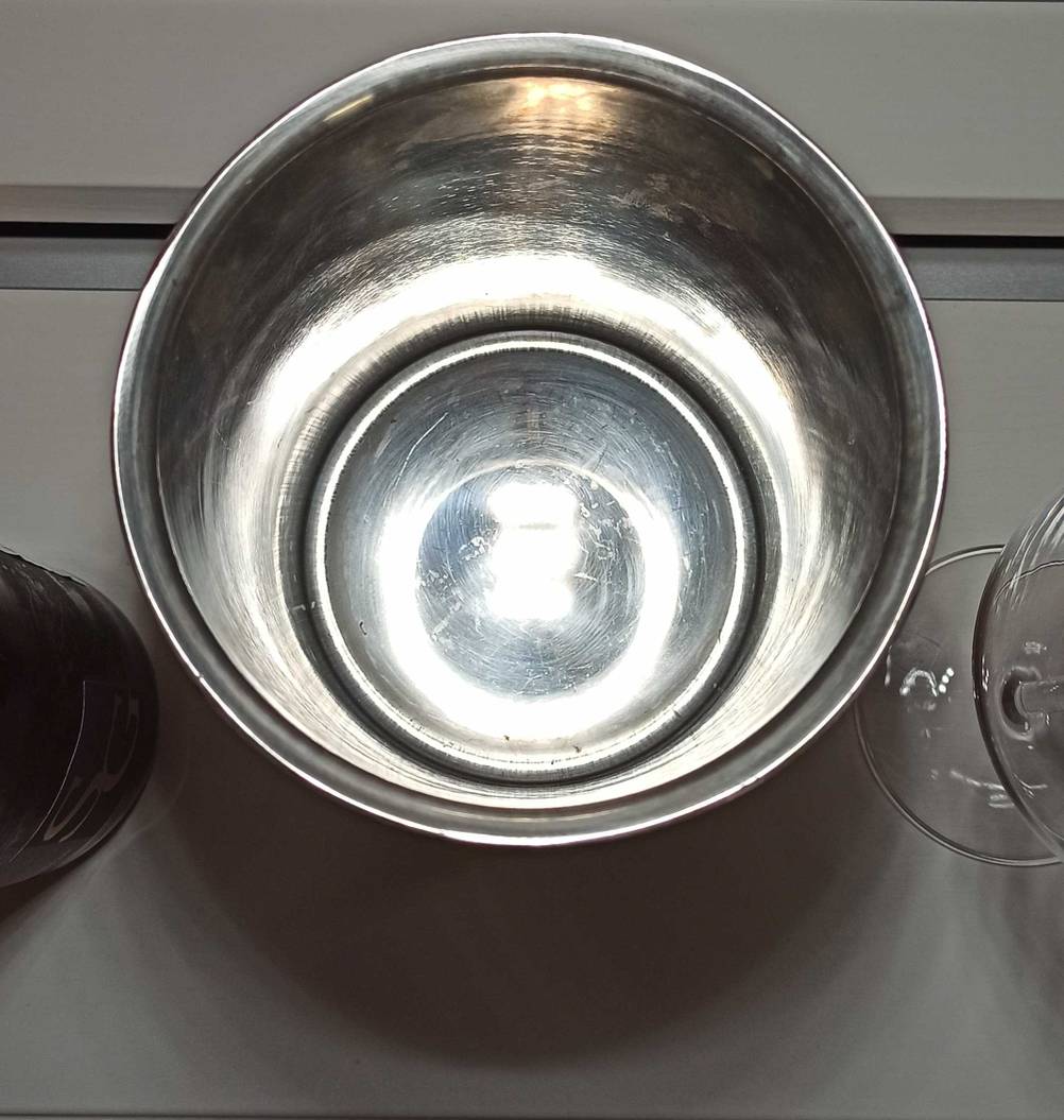 Weinkühler getestet: Ein Weinkühler von oben auf einer hellen Fläche.