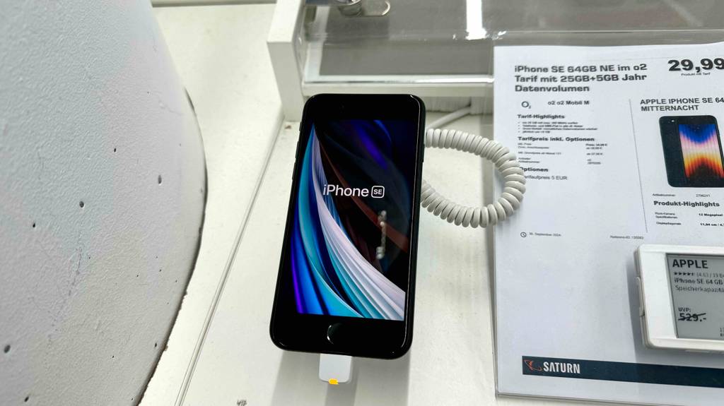 Getestet: Das 5-Zoll-Smartphone ist neben dem Infoblatt in einem Geschäft ausgestellt.