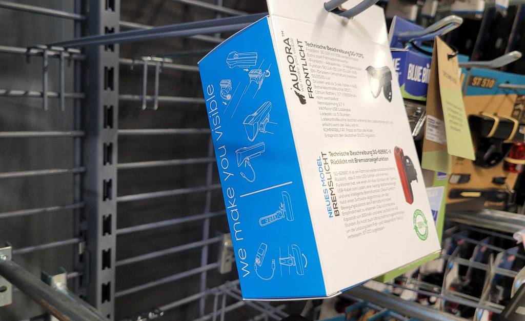 Fahrradbeleuchtung-USB getestet: die Verpackung einer Fahrradbeleuchtung in einem Regal hängend.