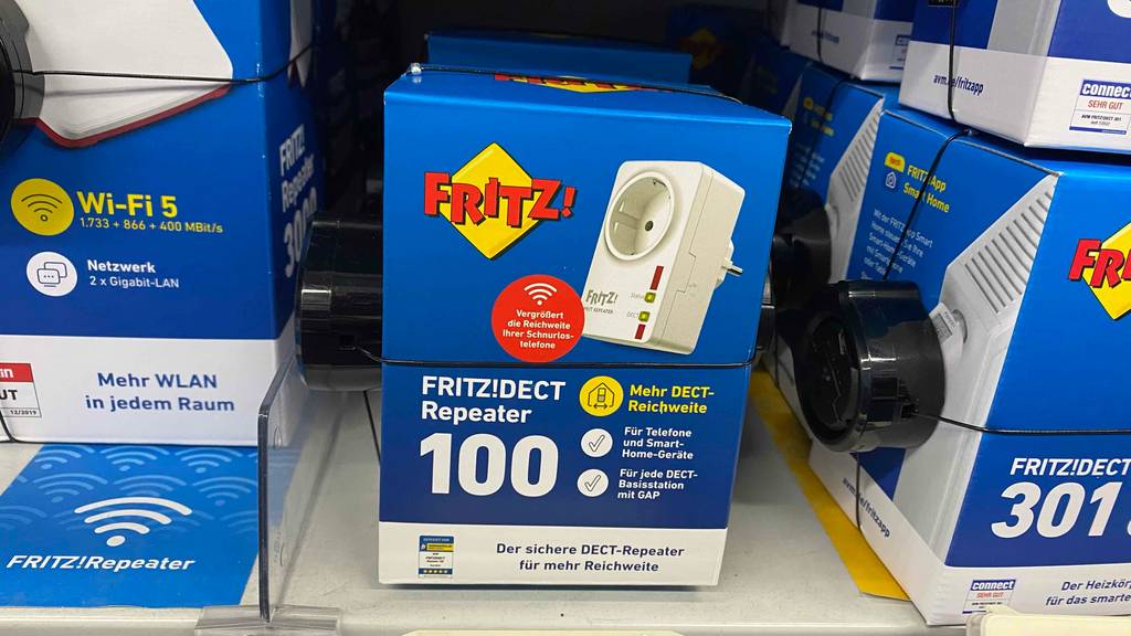 Fritz! DECT-Repeater getestet: Ein Gerät steht neben anderen Produkten im Regal.