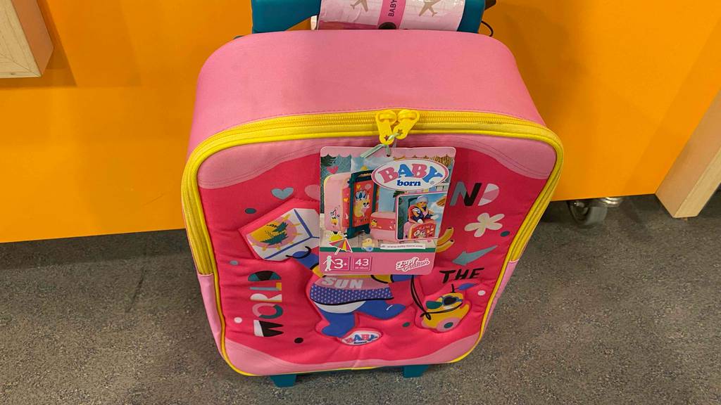 Kindertrolley getestet: Kindertrolley von Baby-Born ab drei Jahren steht auf einem Boden.
