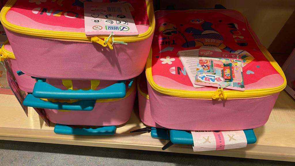Kindertrolley im Test: mehrere Kindertrolleys liegen in einem Regal.