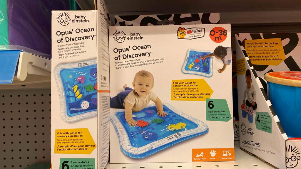 Im Regal steht neben anderern Produkten eine Wasserspielmatte.
