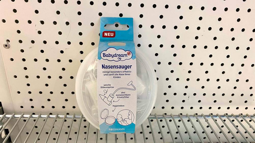 Nasensauger getestet: ein Nasensauger in einem Aufbewahrungsbehälter aufrecht in einem Regal platziert.