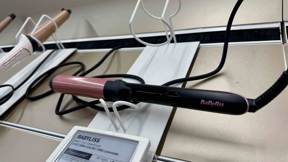 Nahaufnahme des getesteten BaByliss-Lockenstabs, der über eine Klammer verfügt.