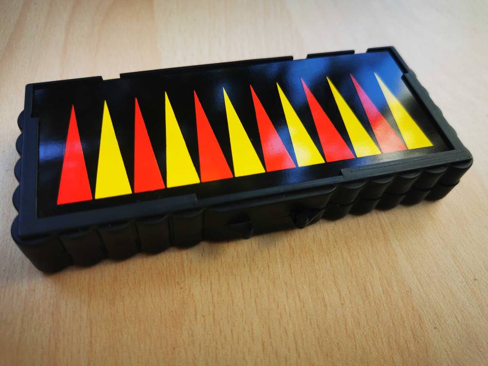 Der geschlossene Koffer des getesteten Spiels Backgammon.
