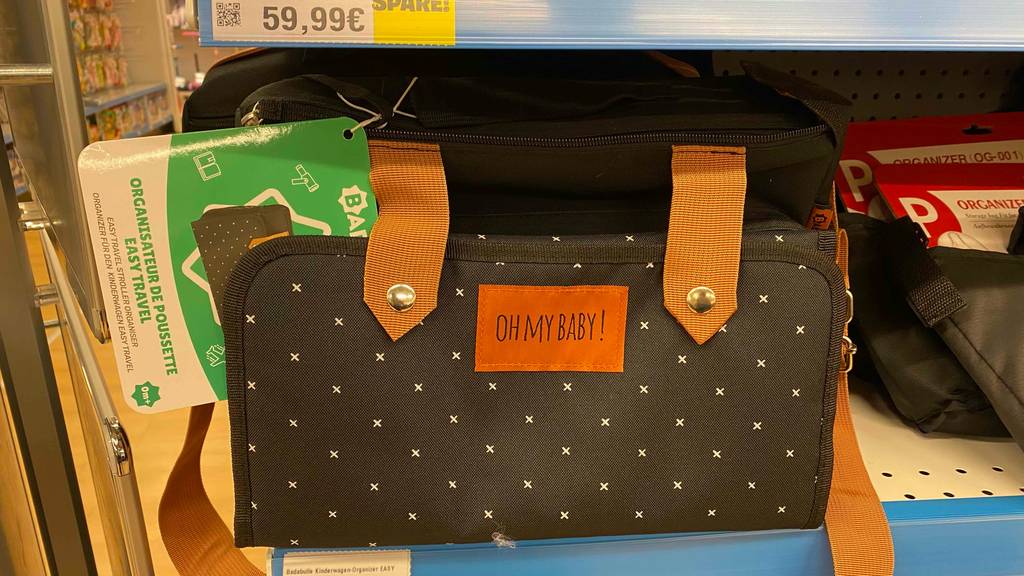 Im Test: In einem Regal steht ein Kinderwagen-Organizer neben anderen Produkten.