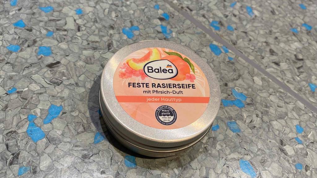 Rasierseife im Test: Eine Dose auf Fließenboden