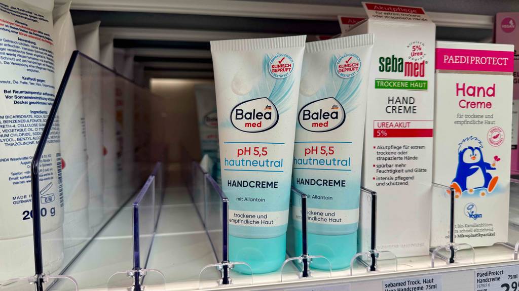 Mehrere getestete Balea-Handcremes stehen in einem Regal.