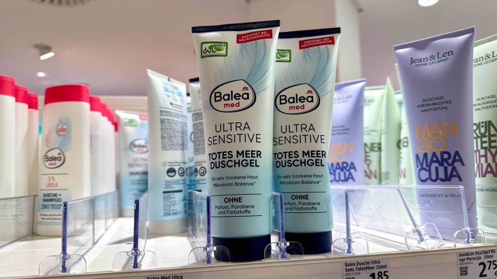 Test: Mehrere Tuben Duschgel ohne Parfum stehen im Geschäft in einem Regal.