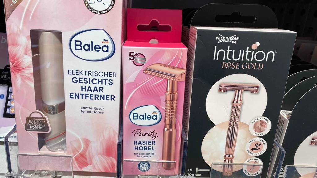 Im Test: Ein Rasierhobel für Frauen steht neben anderen Produkten im Regal.