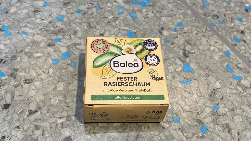 Getesteter Rasierschaum: Liegende Verpackung von festem Rasierschaum der Marke Balea mit Aloe-Vera und Kiwi-Duft. 