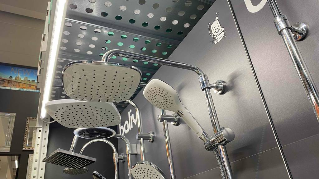 Duschsystem im Test: mehrere Duschsysteme in einem Geschäft ausgestellt.