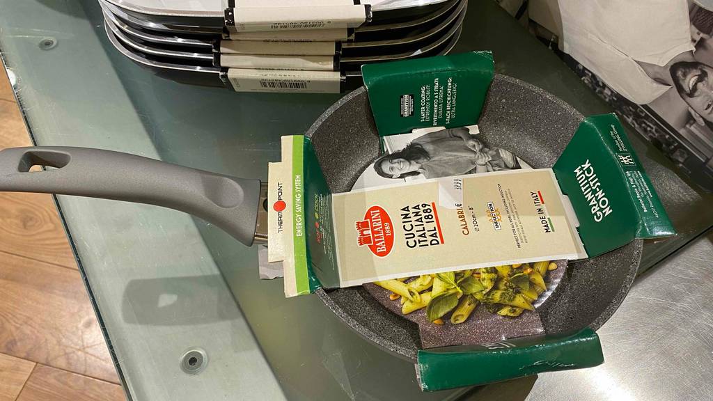 Ballarini-Pfanne getestet: Eine verpackte Pfanne steht auf einer Glasfläche.