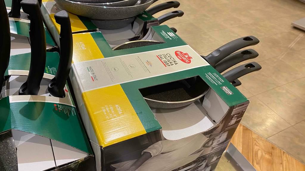 Im Test: Mehrere verpackte Ballarini-Pfannen übereinander.