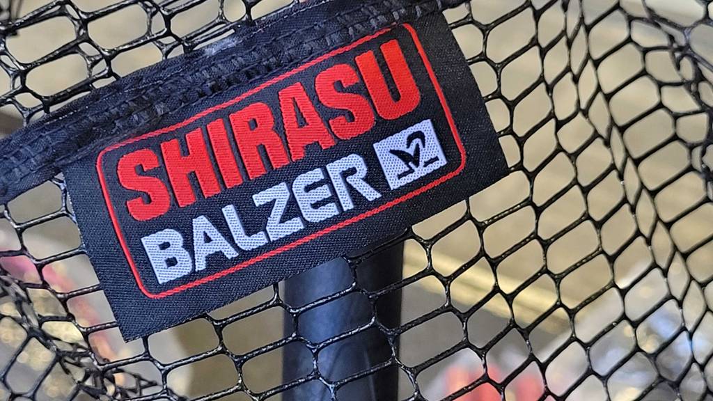 Nahaufnahme vom getesteten Angelkescher mit Logo der Marke Balzer Shirasu.