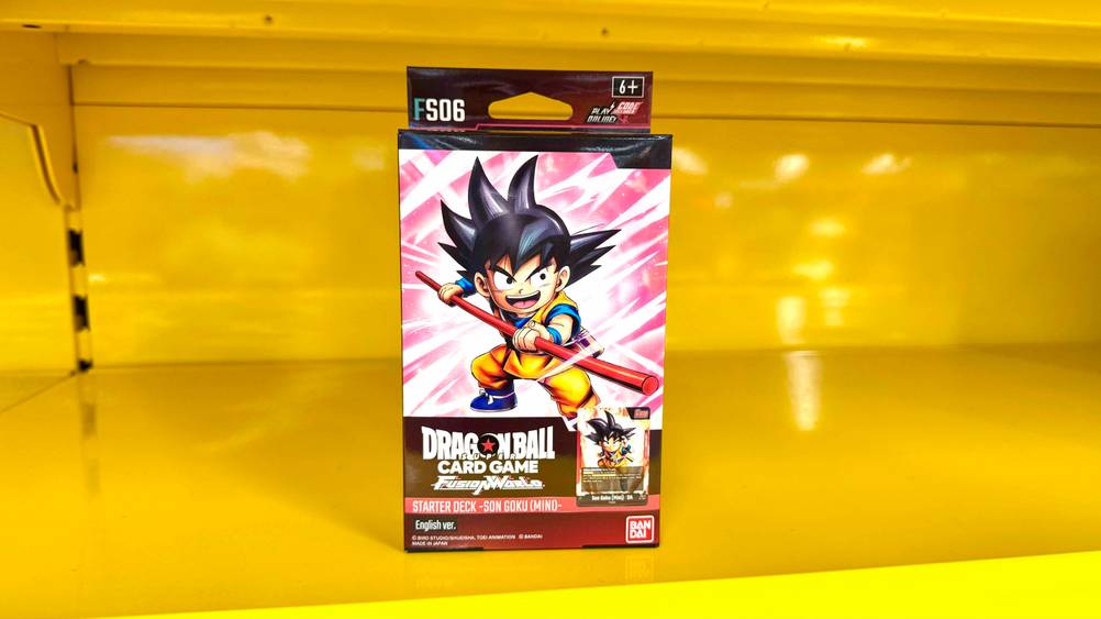 Die Verpackung der Dragon-Ball-Karten, welche getestet wurden, steht in einem Regal mit einer gelben Farbe.