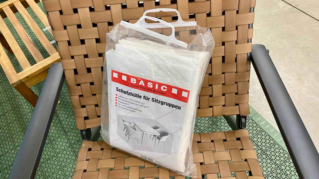 Gartenmöbel-Abdeckung getestet: eine Schutzhülle für Sitzgruppen ist in der Verpackung auf einen Sessel platziert.