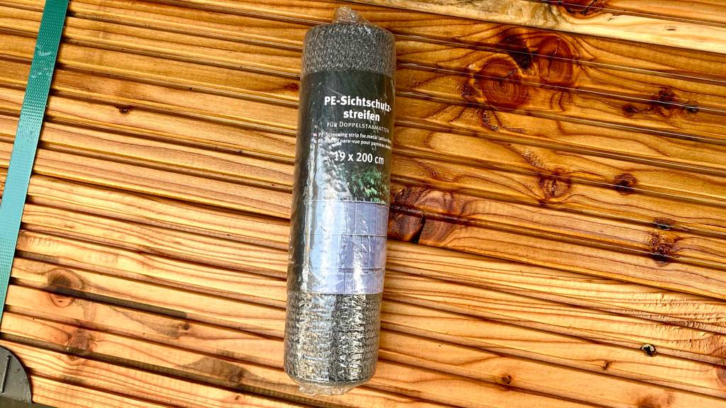 Sichtschutzstreifen-Test: eine Rolle Sichtschutzstreifen in der Verpackung im liegenden Zustand.
