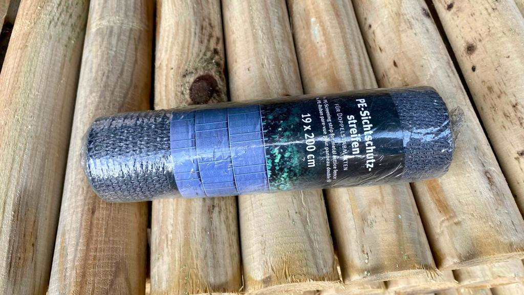 Eine originale verpackte Sichtschutzstreifen, welche getestet wurde liegt auf einem Holz.