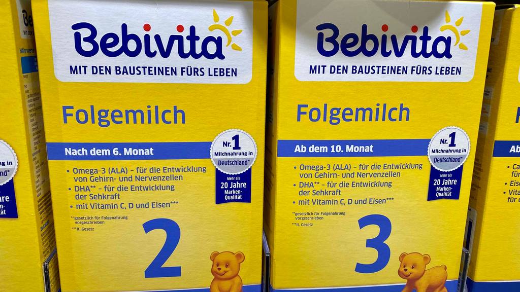 Folgemilch getestet: Verpackungen von Folgemilch für verschiedene Lebensmonaten von Bebivita in einem Regal.