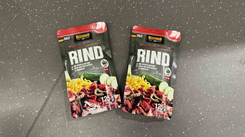Belcando-Hundefutter getestet: zwei Packungn Belcando-Hundefutter Rind liegen auf einer grauen Fläche.
