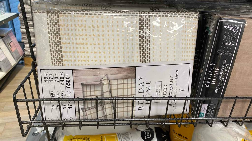 Biber-Bettwäsche-Test: Eine verpackte Bettwäsche neben anderen im Regal.