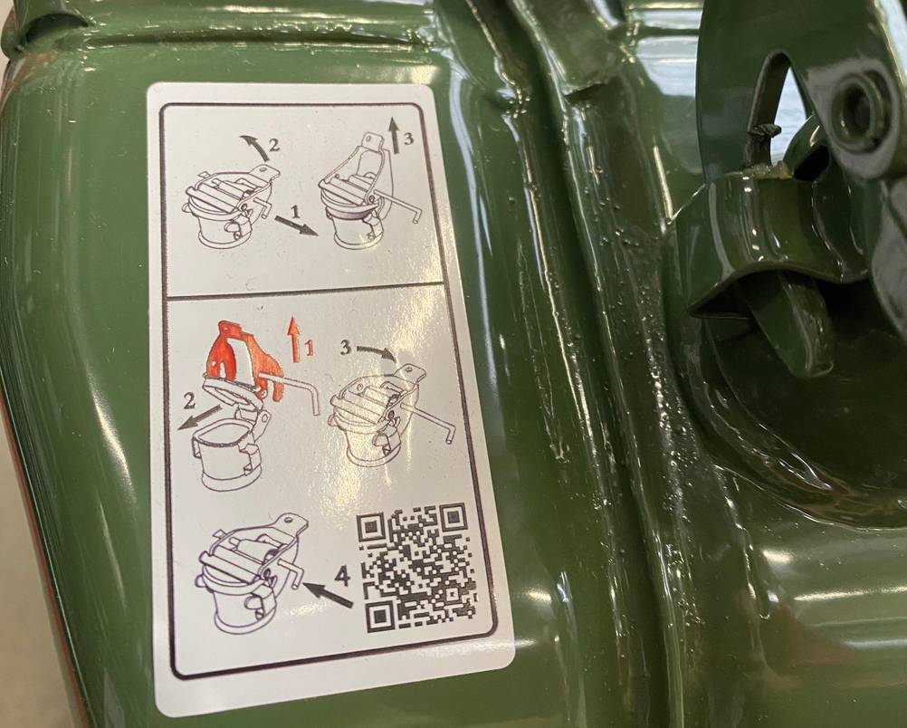 Benzinkanister-20l getestet: ein Etikett auf einem Benzinkanister mit einem QR-Code und Anweisungen darauf.