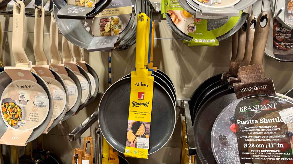 Getestet: Mehrere Pancake-Pfannen hängen in eeinem Regal.