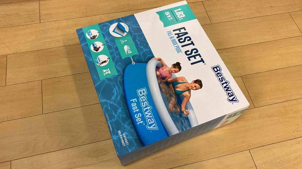 Im Test: Auf einem Holzboden liegt ein Pool in Rund in Verpackung.