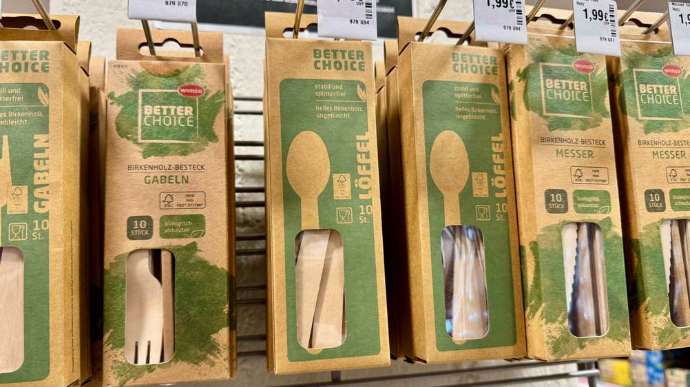 Die getesteten Holzlöffel hängen in einem Regal.