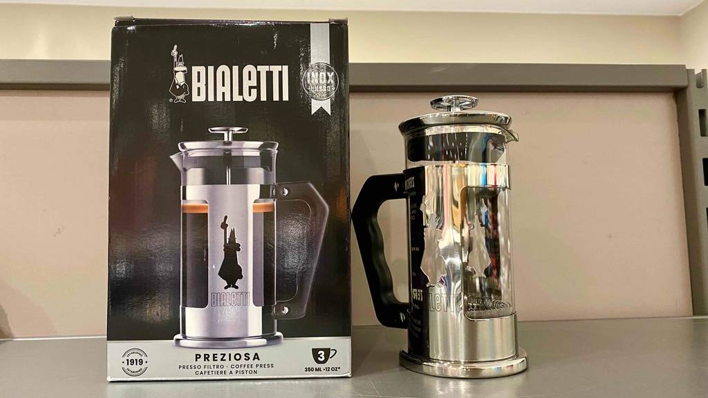 French-Press-Test: eine French-Press steht neben der Verpackung.